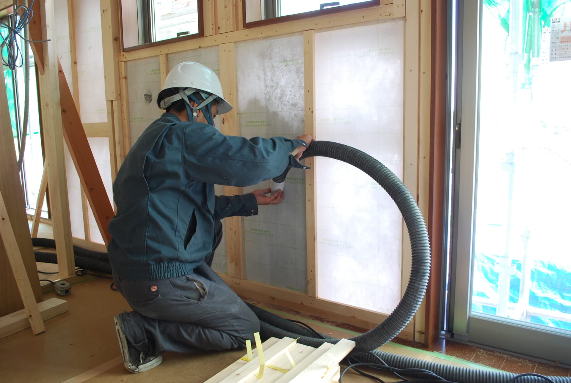 建材部 セルロースファイバー断熱材工事